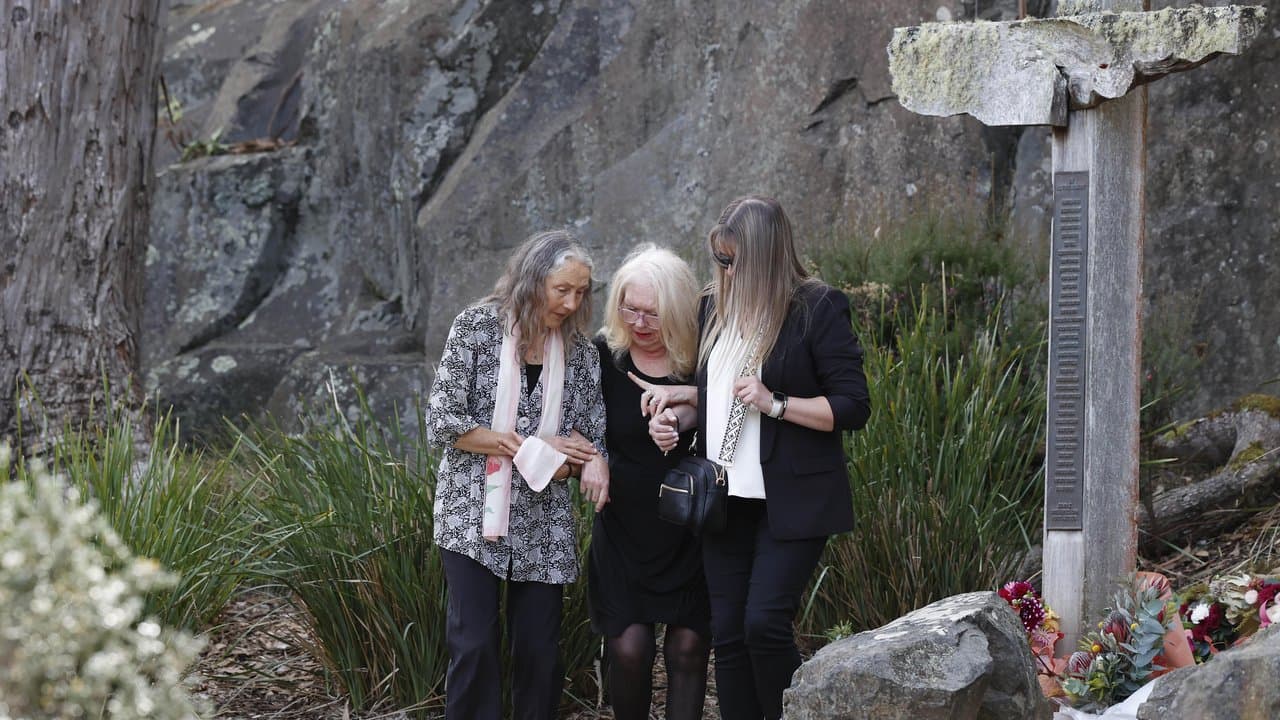 Carolyn Loughton (centre)