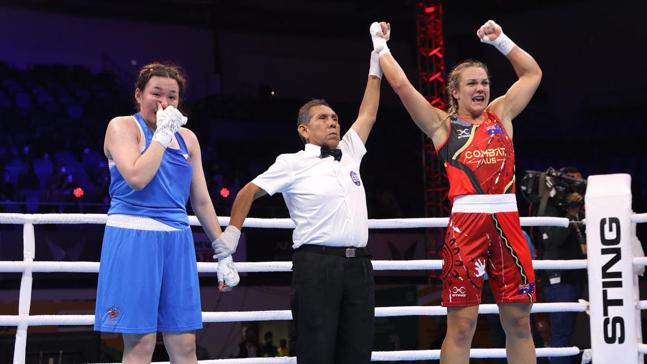 Saltanat Medenova (blue) and Emma-Sue Greentree (red).