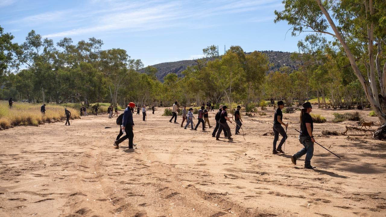 Alice Springs local volunteers join police in the search
