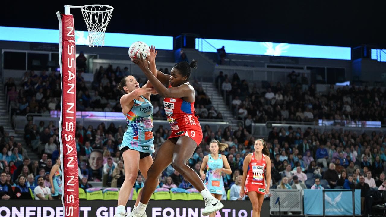 Jessie Grenvold of the Mavericks and Grace Nweke of the Swifts
