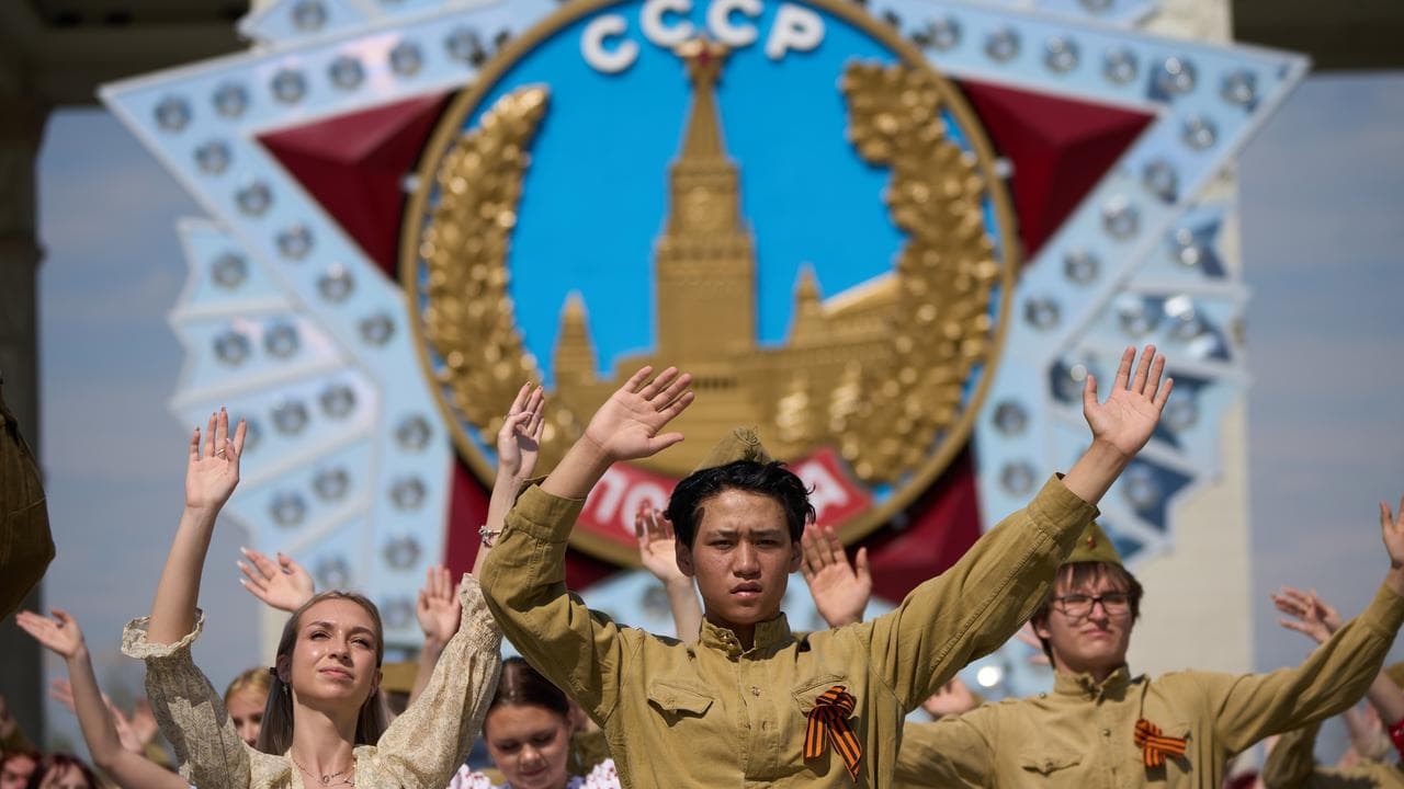 Moscow students rehearse for Victory Day celebrations