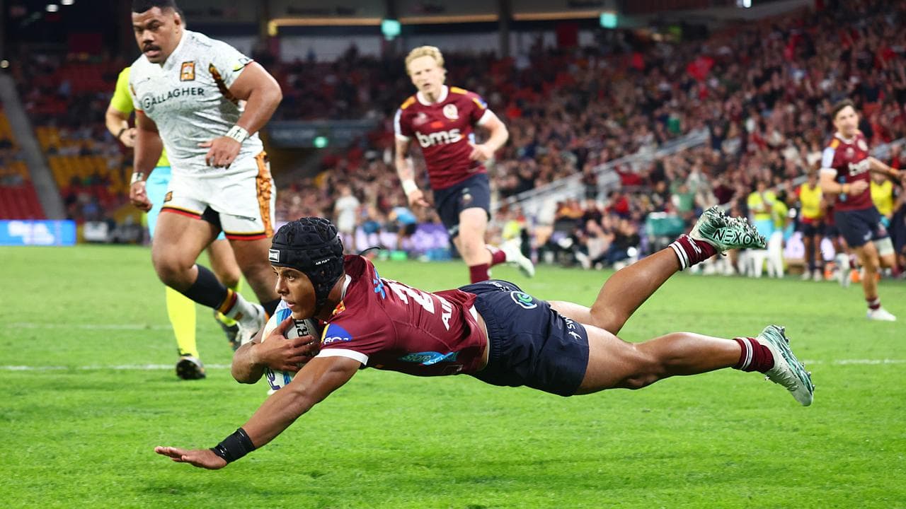 Treyvon Pritchard of the Reds  scores a try
