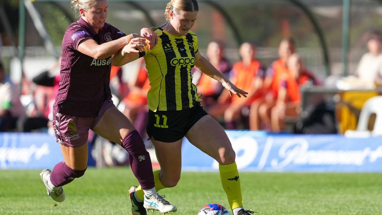 Phoenix’s Manaia Elliott (r) tussles with Roar’s Josie Studer.
