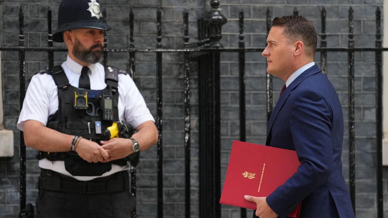 Minister Wes Streeting arrives for a cabinet meeting in Downing Street