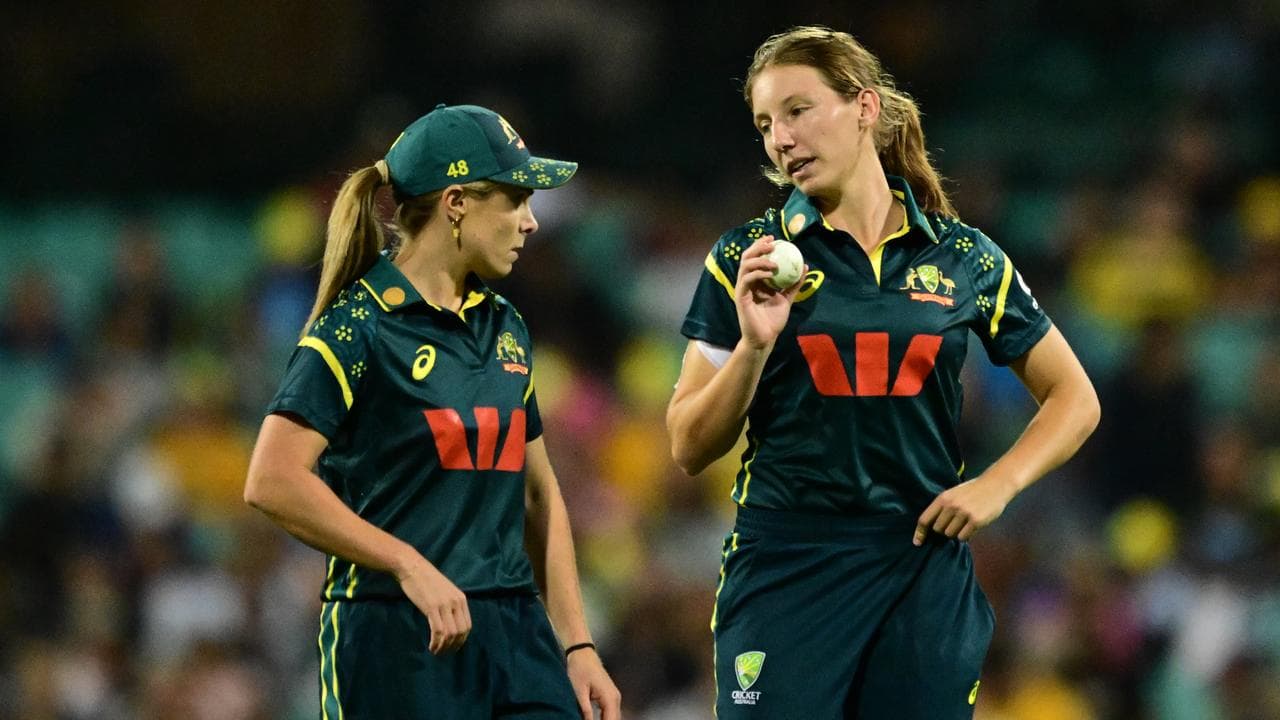 Sophie Molineux with pace bowler Darcie Brown