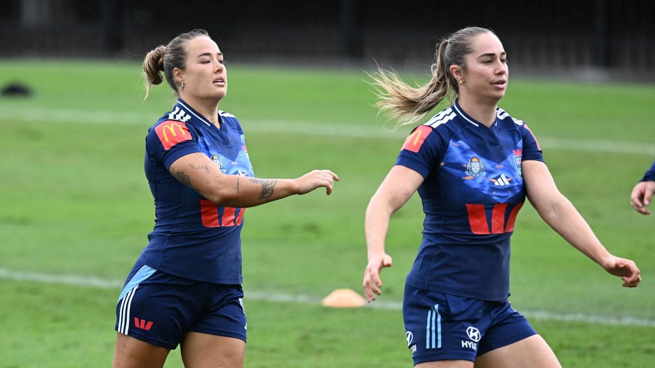 (L-R) Isabelle Kelly and Kezie Apps.