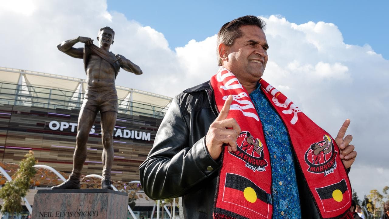 Nicky Winmar in front of his statue (file)