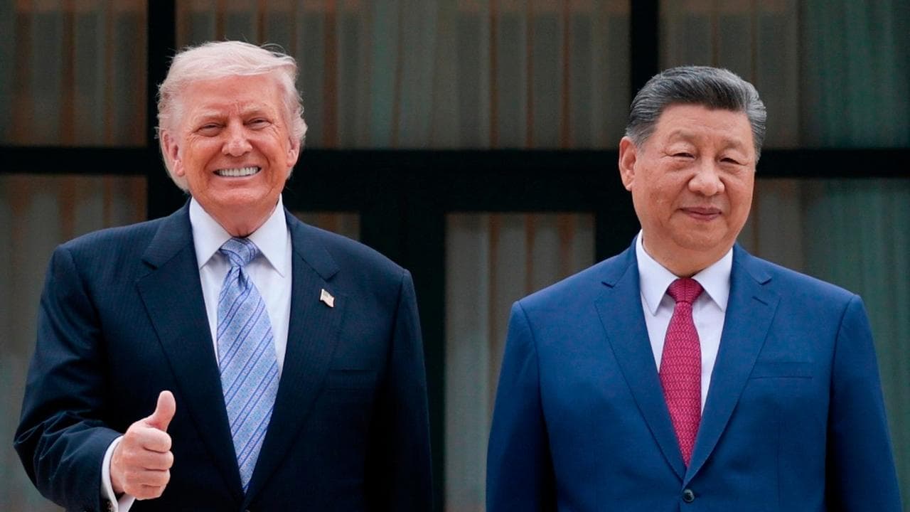 Donald Trump poses for a picture with Xi Jinping