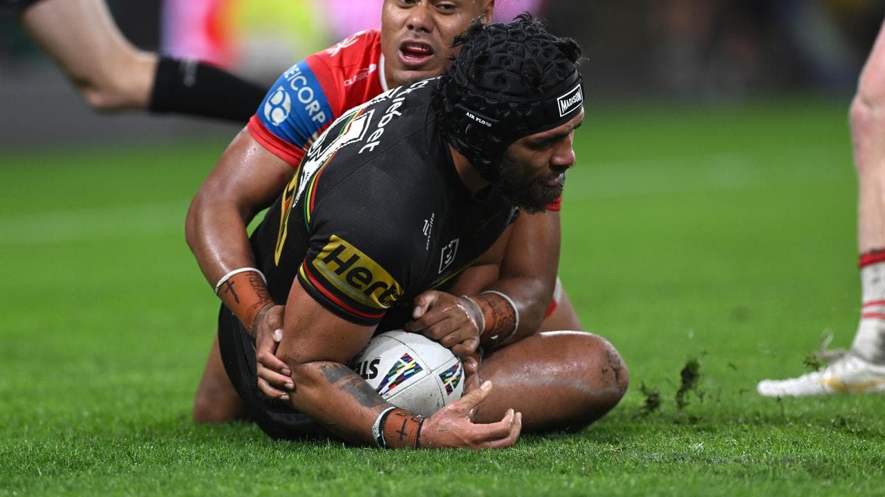 Isaiah Papali’i of the Panthers scores a try