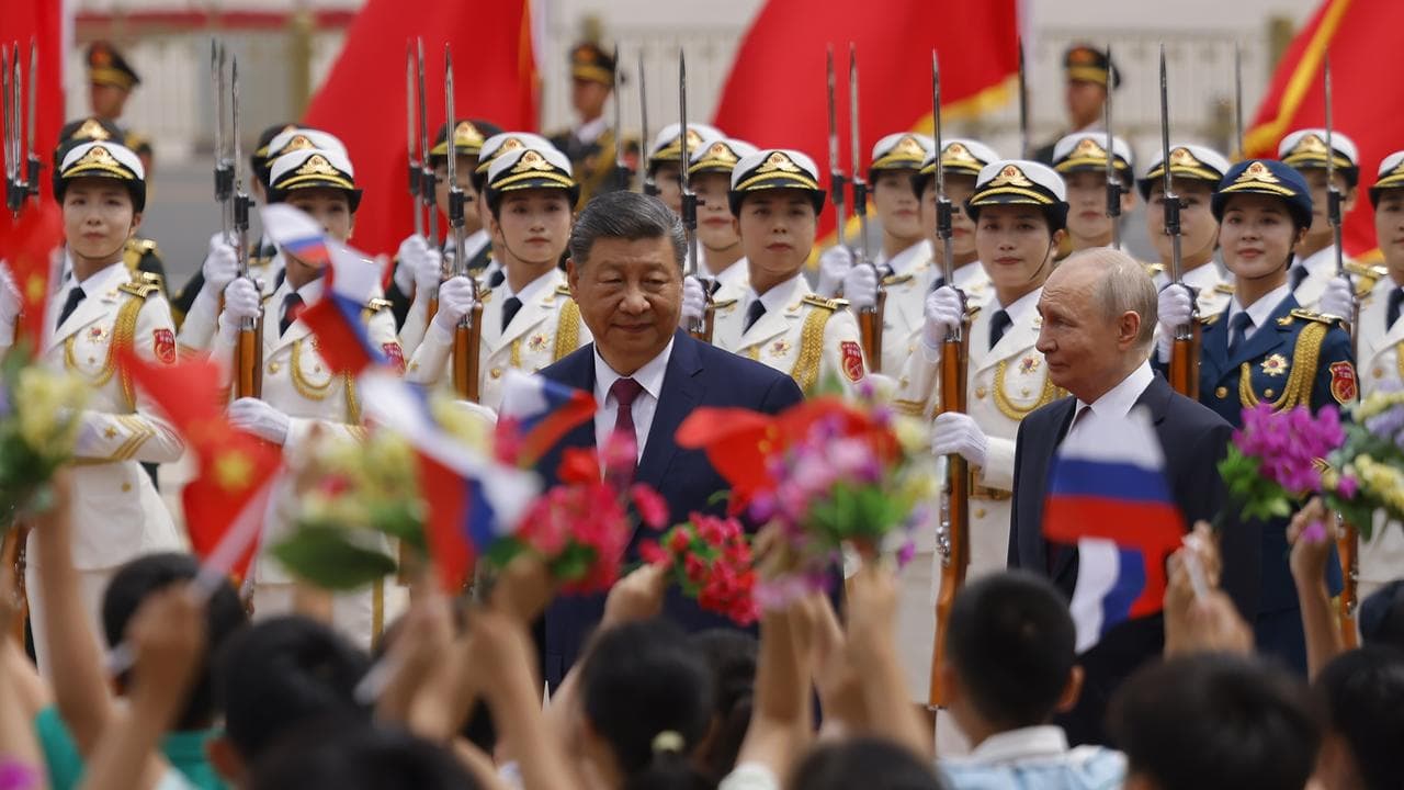 Xi Jinping and Vladimir Putin at a welcoming ceremony in Beijing
