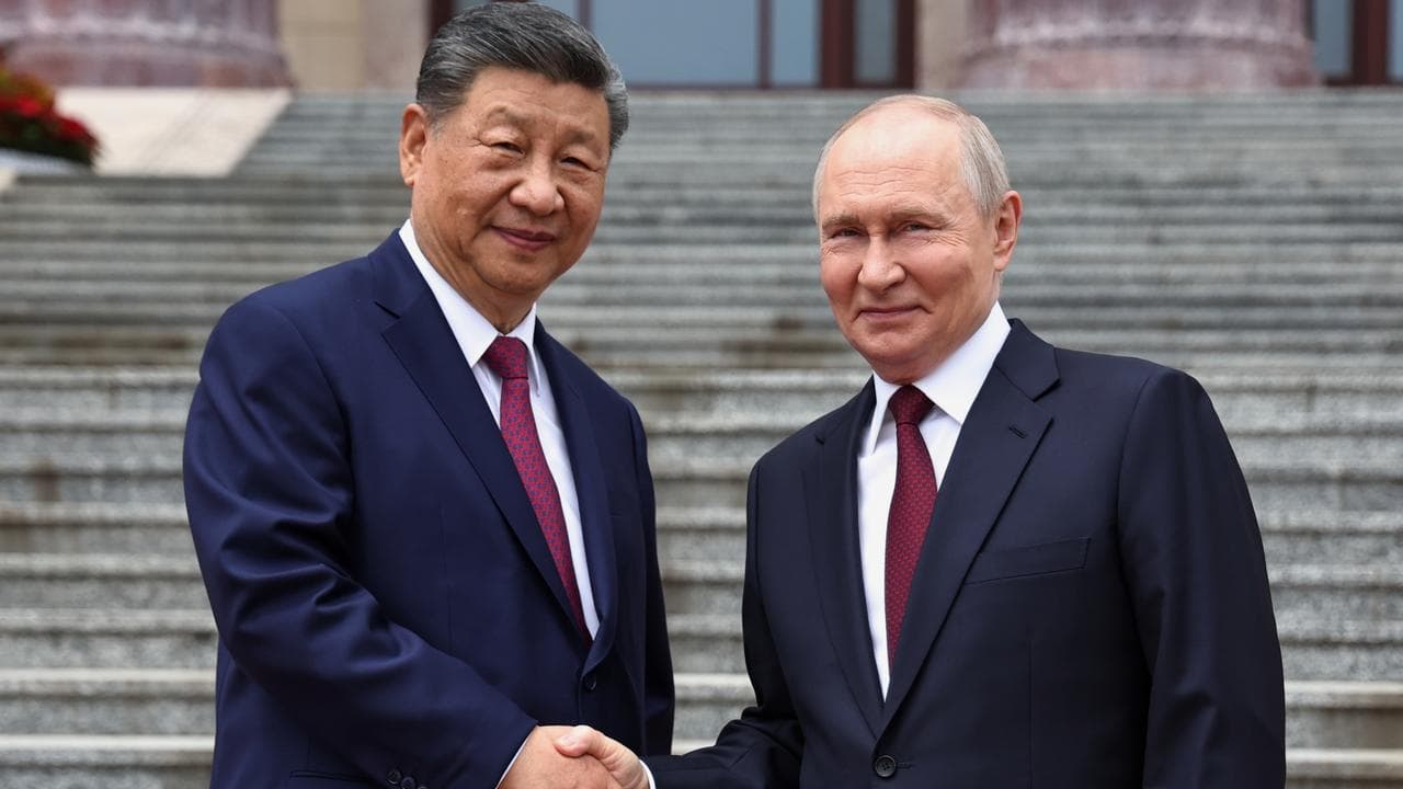 Xi Jinping welcomes Vladimir Putin at the Great Hall of the People