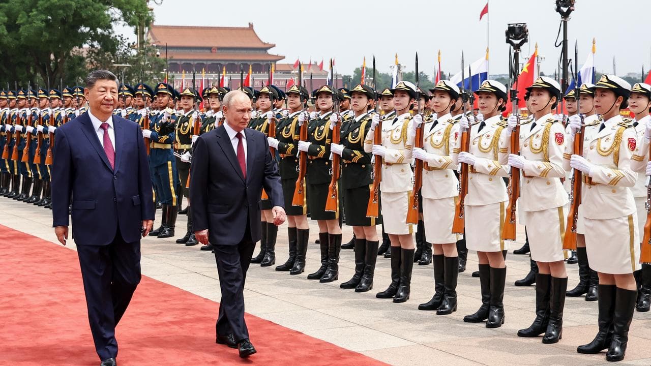Xi Jinping and Vladimir Putin at a welcoming ceremony in Beijing