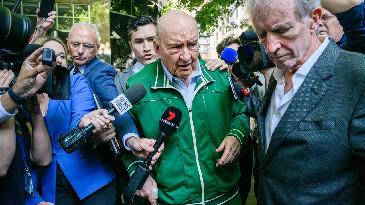 Alan Jones with lawyers (file)