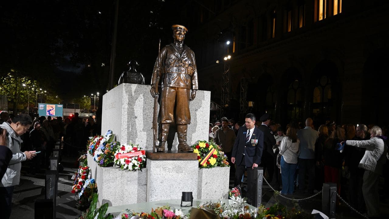 People at the Sydney Cenotaph (file)