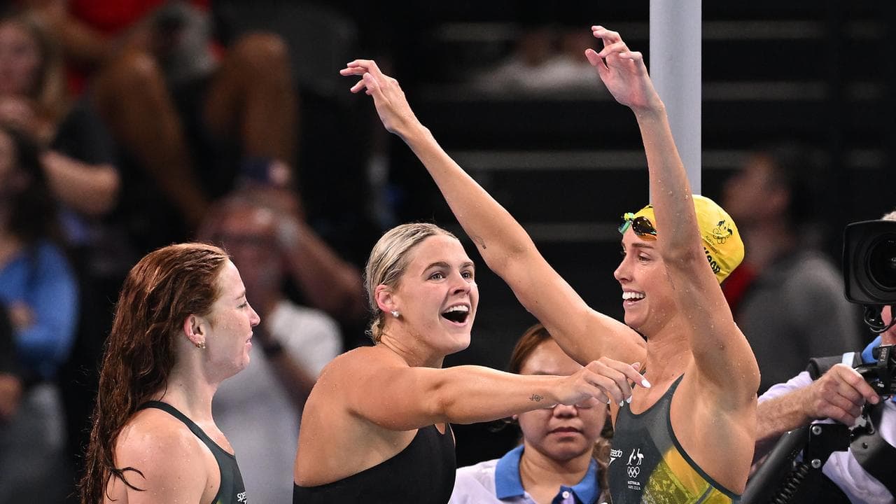 (L-R) Australian swimmers Mollie O’Callaghan