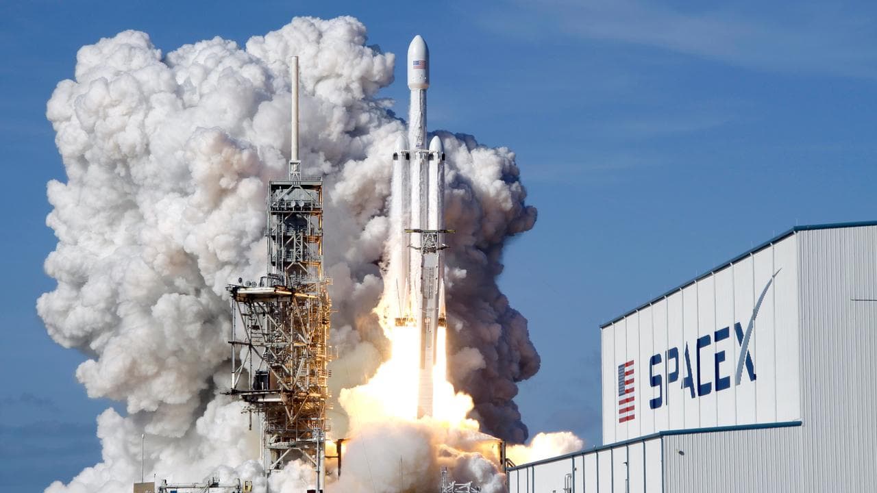 A Falcon 9 SpaceX heavy rocket