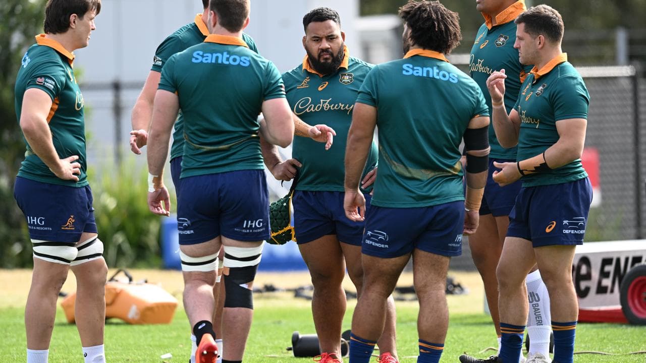 Taniela Tupou (centre)