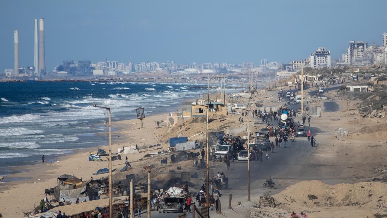 Displaced Palestinians flee northern Gaza