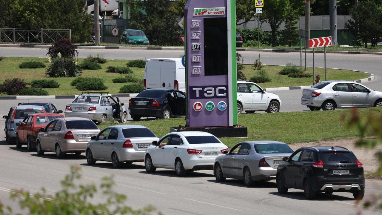 Cars line up at a petrol station in Crimea (file image)