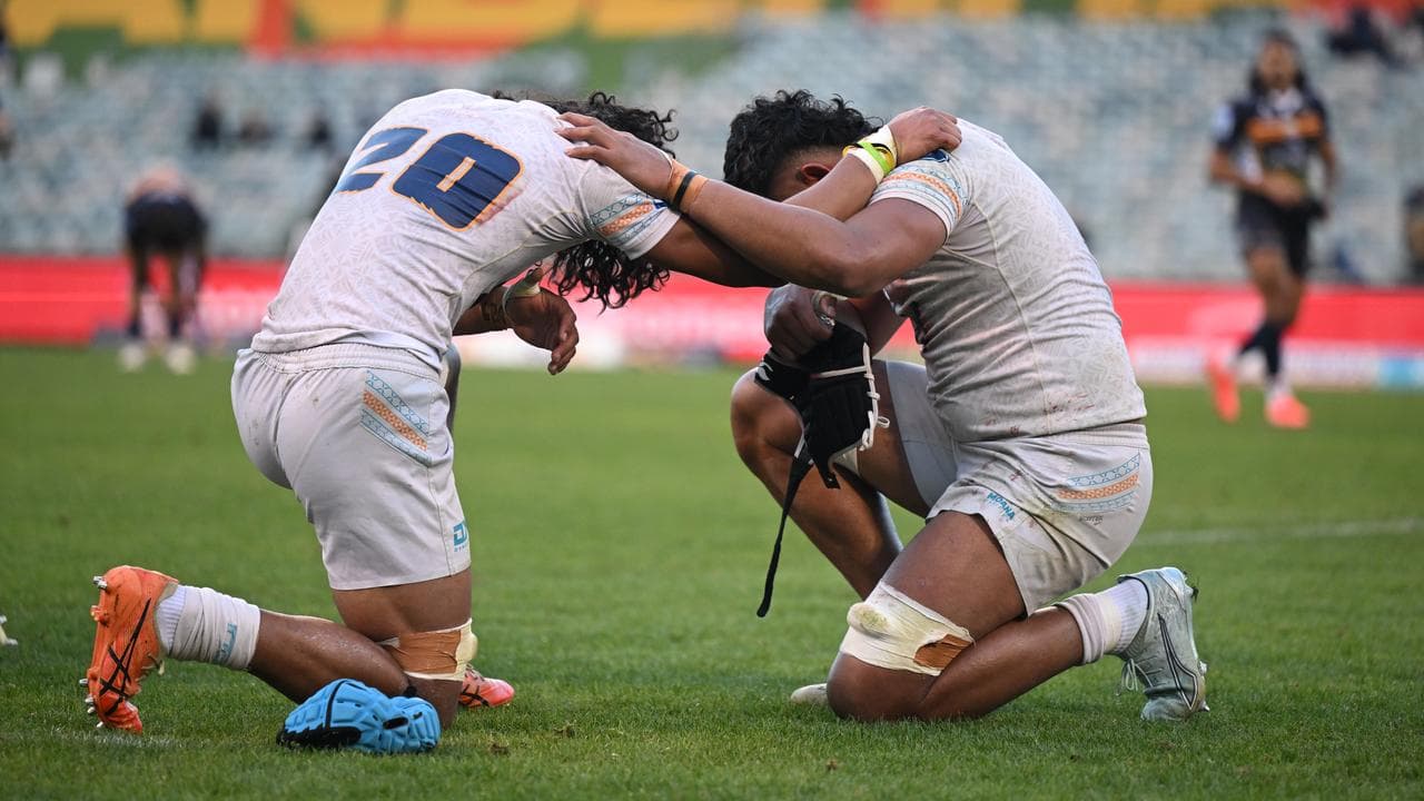 Moana Pasifika players praying.