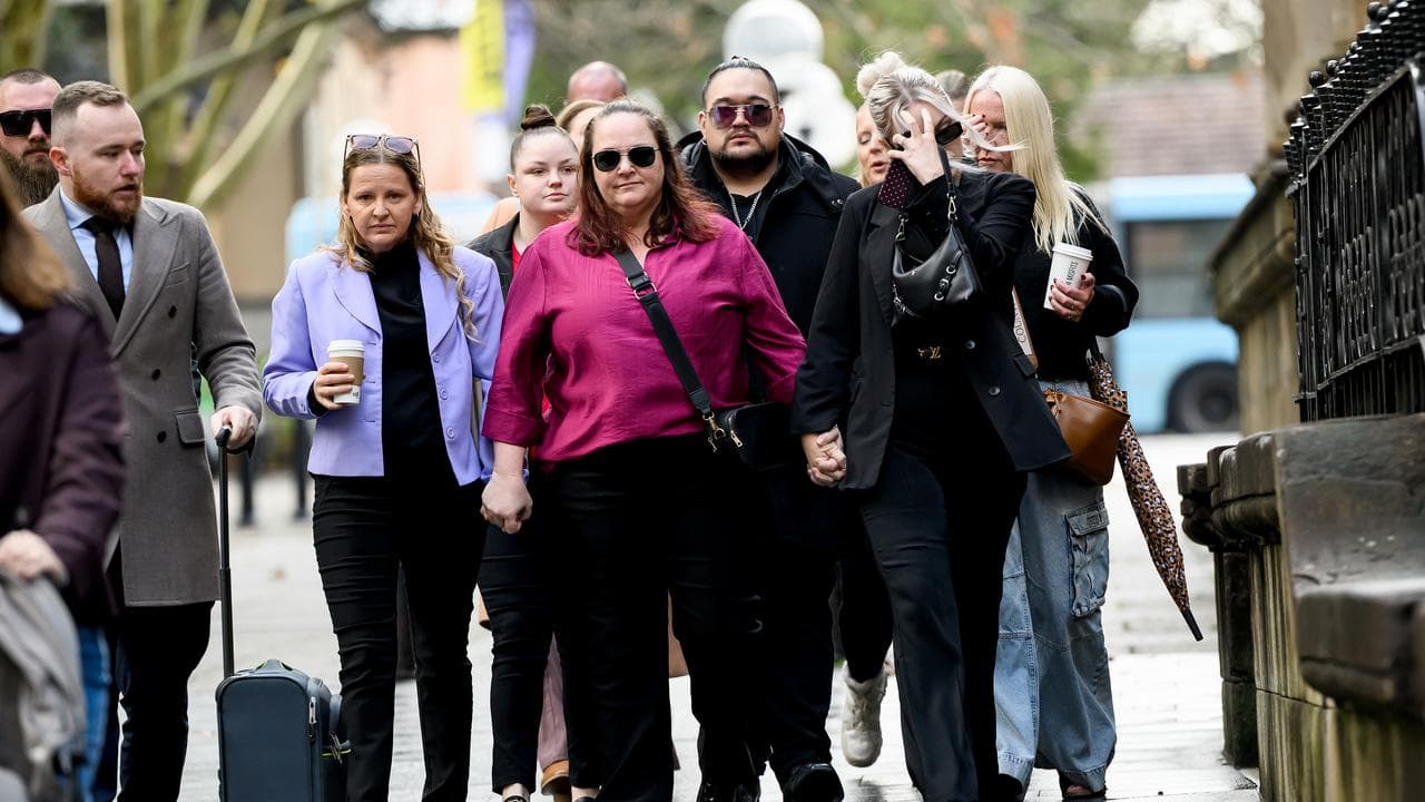 Samantha Hooker (centre)