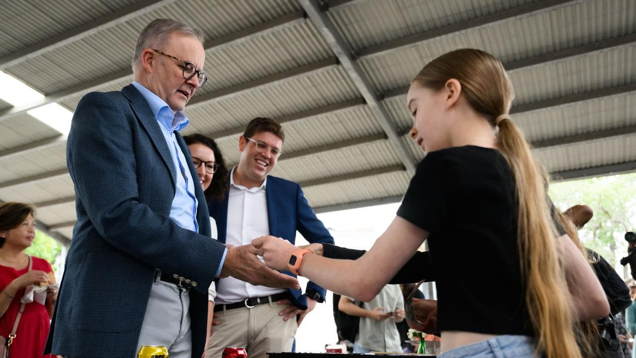 Prime Minister Anthony Albanese pays for a sausage sizzle (file image)