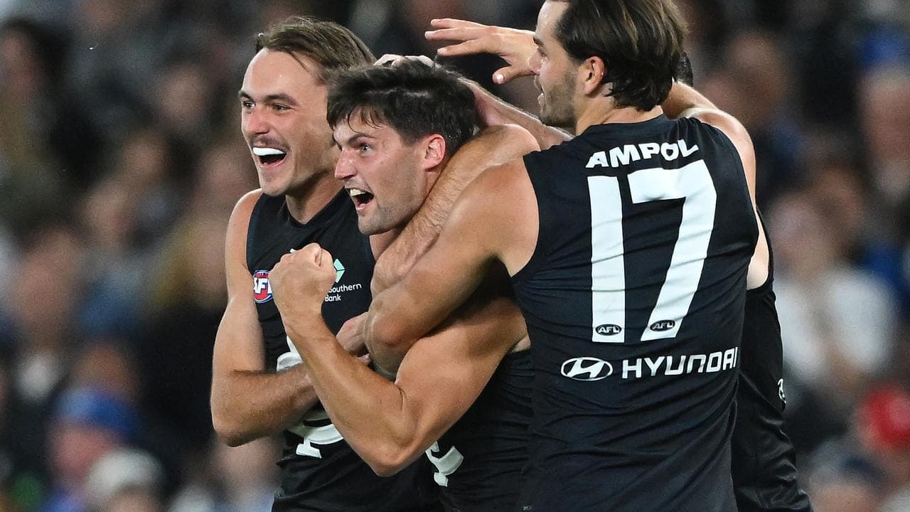 Nic Newman (centre)