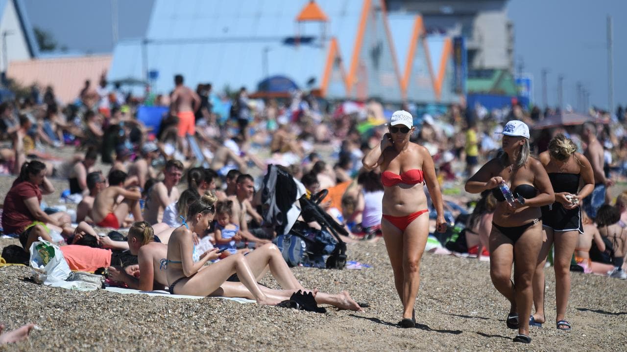 An image of beachgoers at Southend.