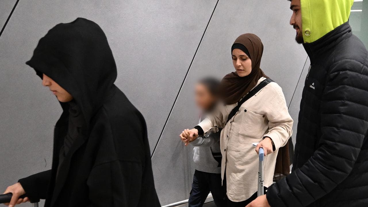 Islamic State- linked women arrive in Melbourne 