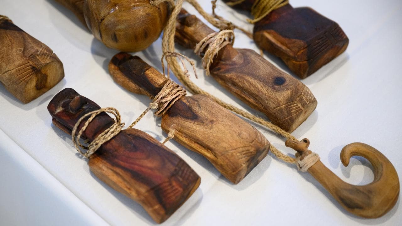 Wood carvings from the Rapa Nui delegation