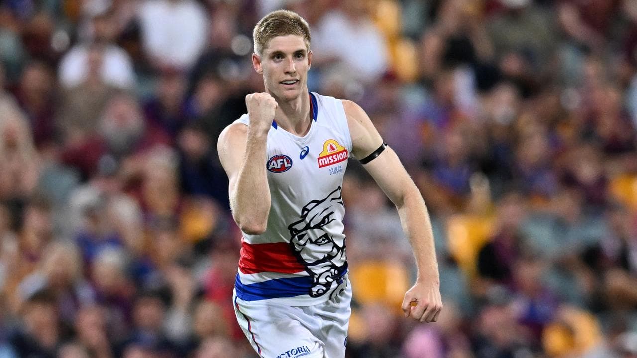 Ruckman Tim English has been recalled to take on the Suns.