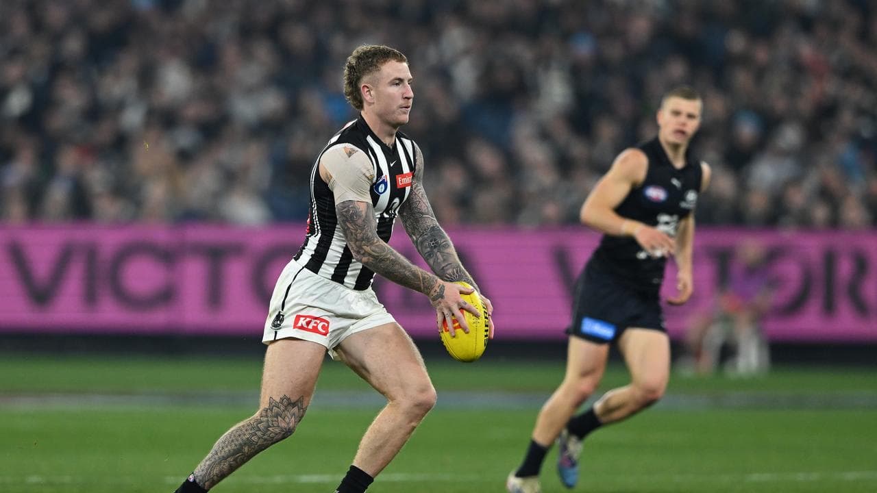 Beau McCreery of Collingwood (left)