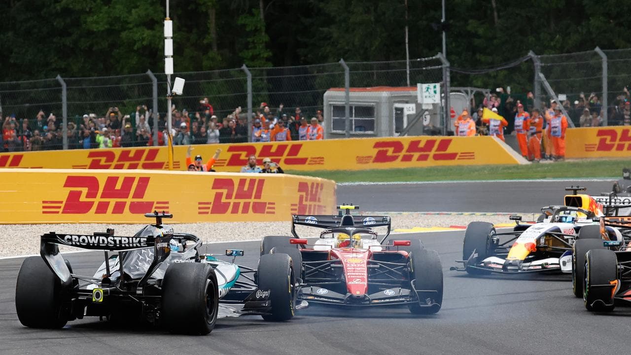 Mercedes driver George Russell (l)