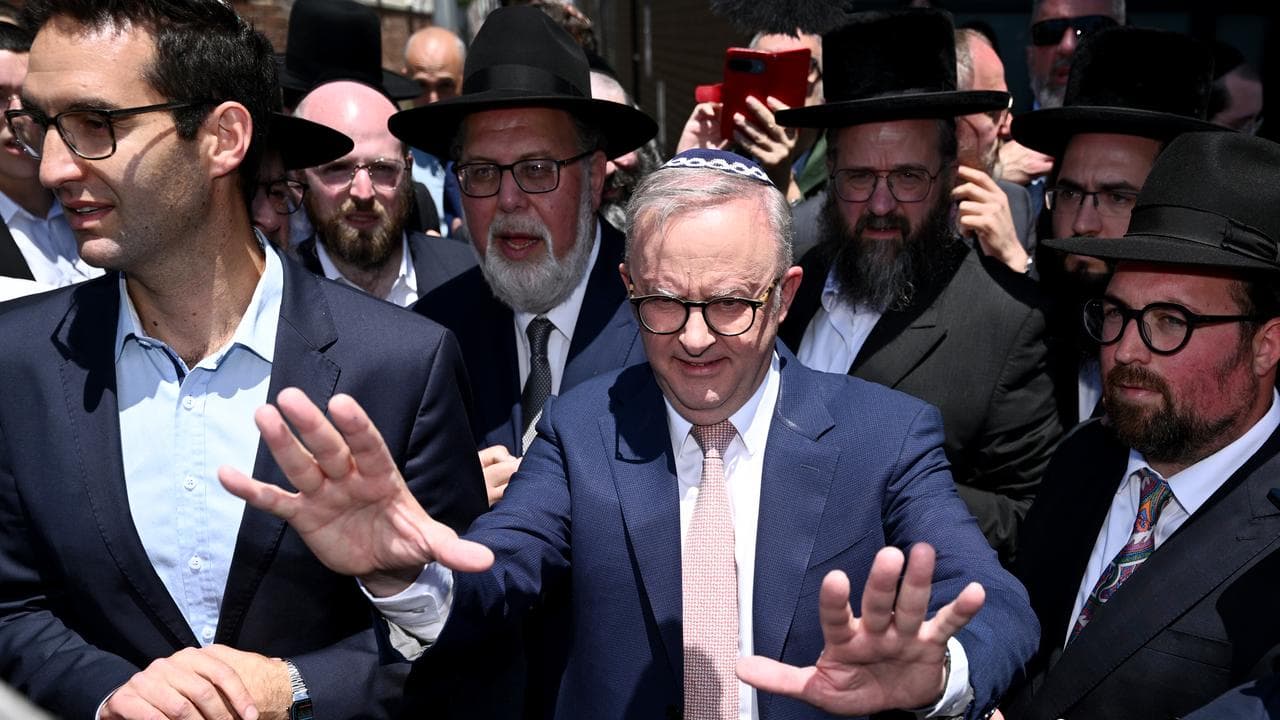 Anthony Albanese visits the Adass Israel Synagogue (file image)