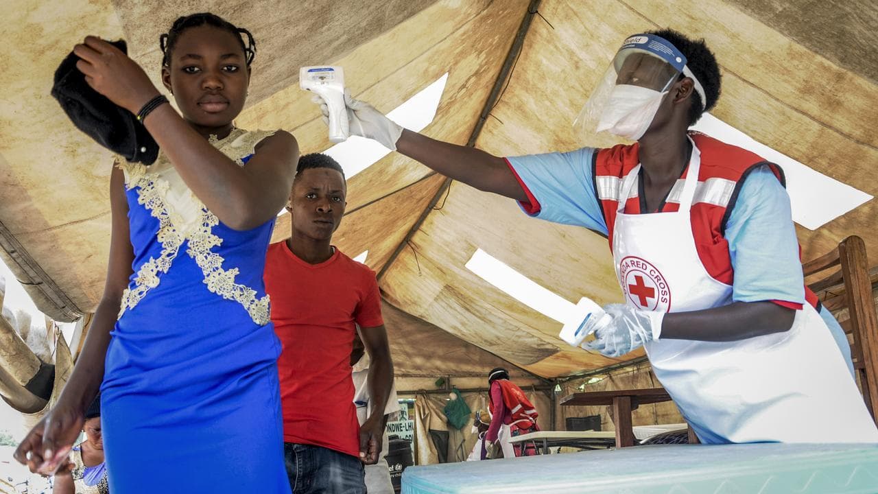 People from DR Congo have their temperature measured