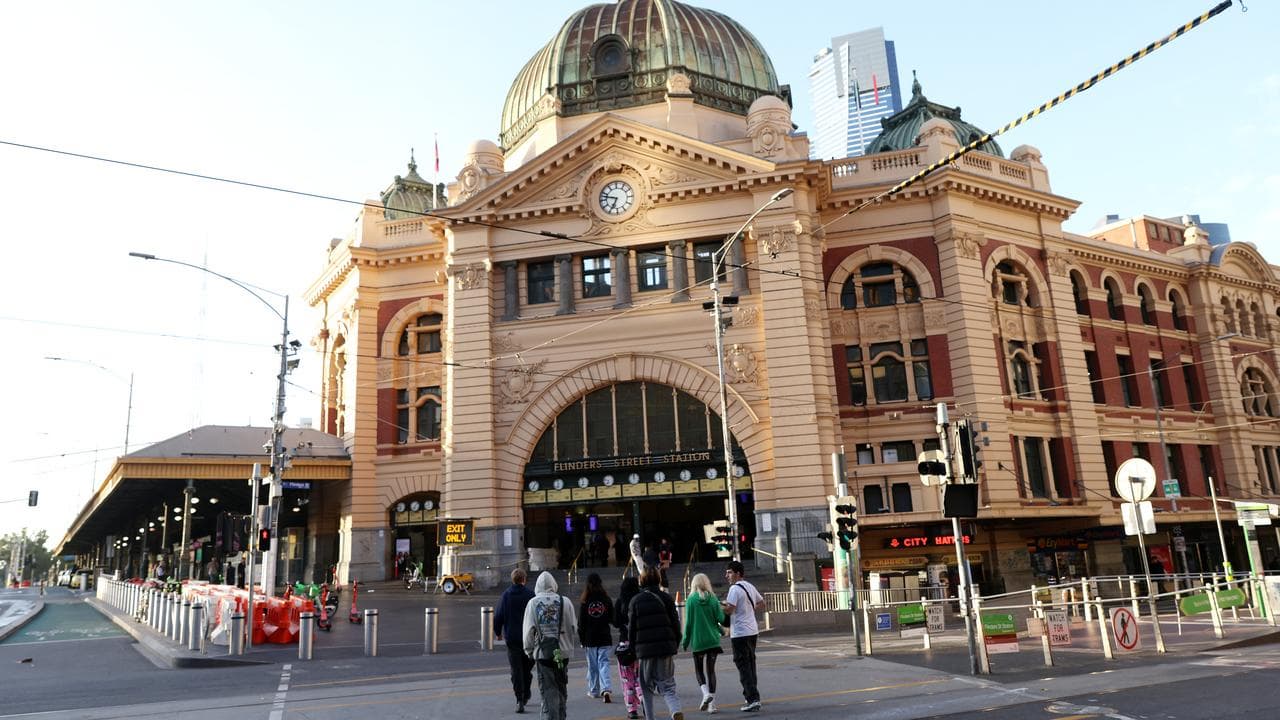 Flinders St train station