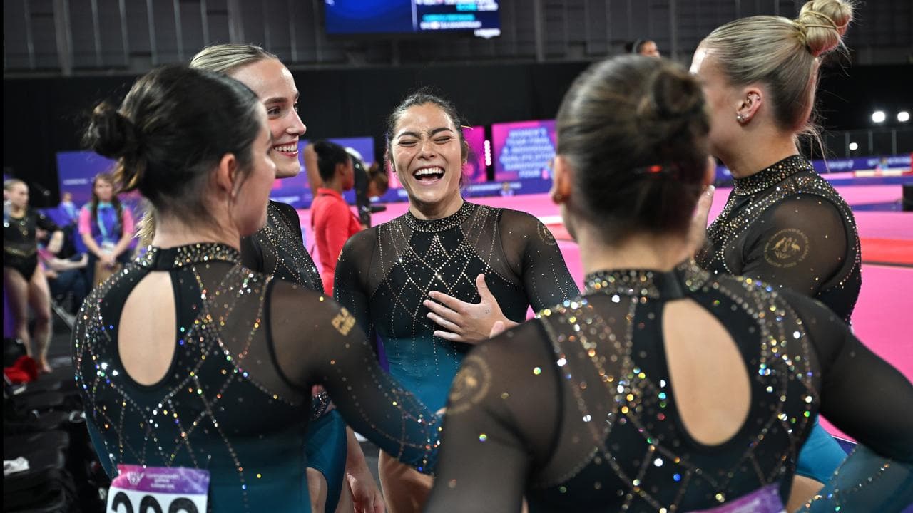 Georgia Godwin (centre)