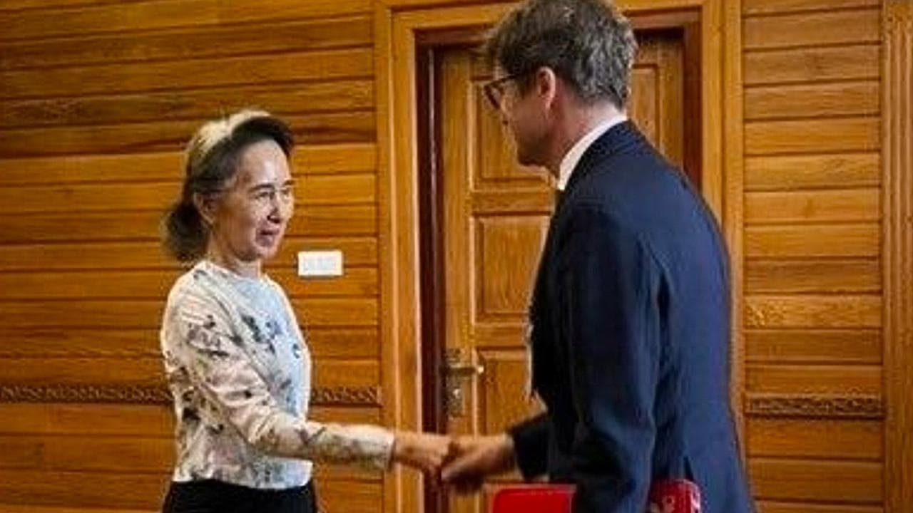 Aung San Suu Kyi meets Red Cross representative Arnaud de Baecque