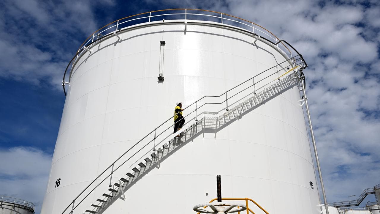 Oil storage tank