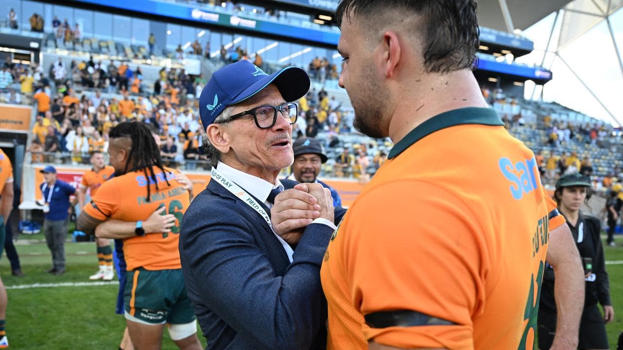 Les Kiss reacts with Massimo De Lutiis.