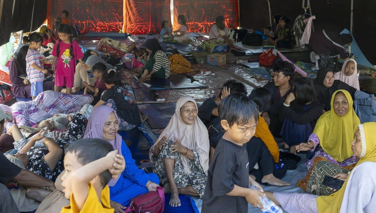 Quake evacuees in temporary shelters