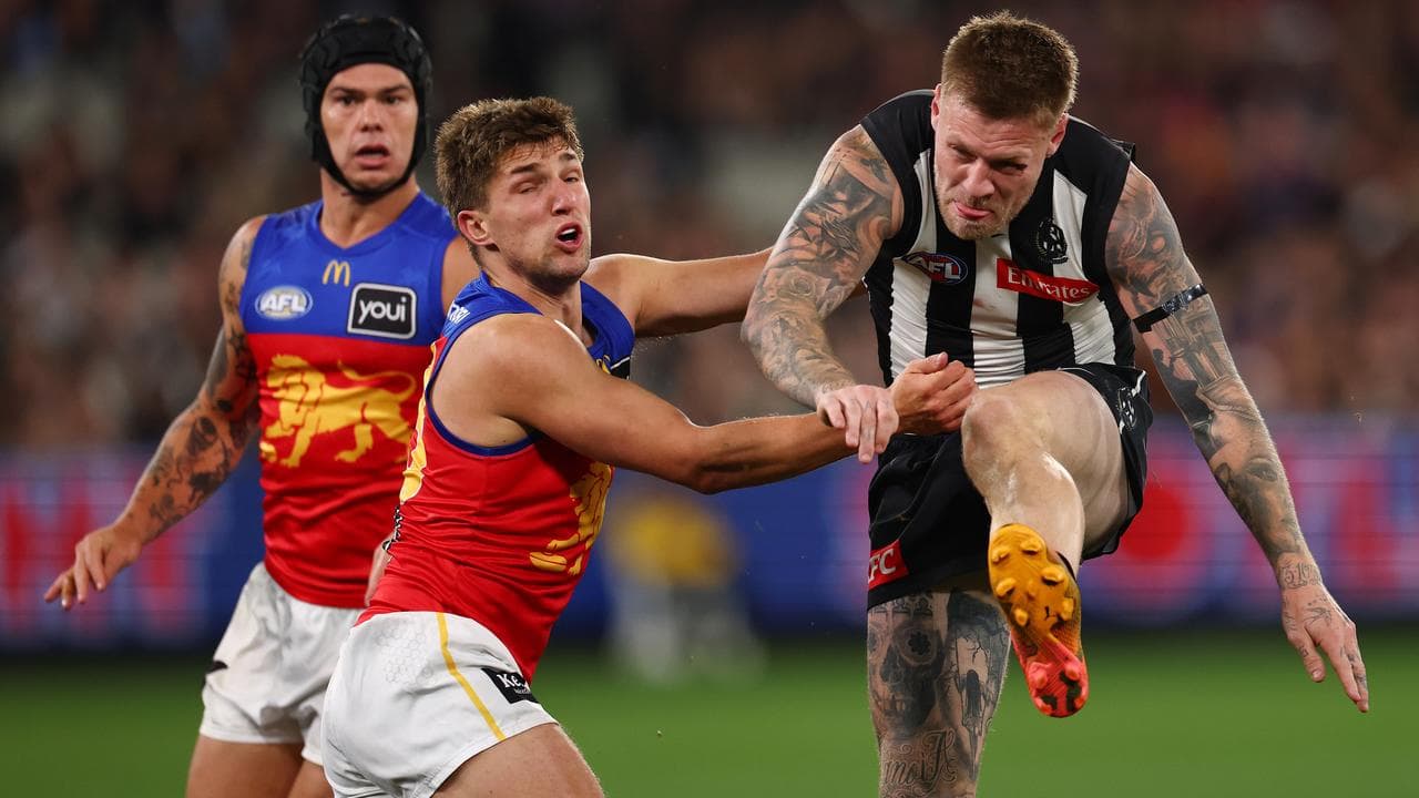 Collingwood's Jordan De Goey get a kick away