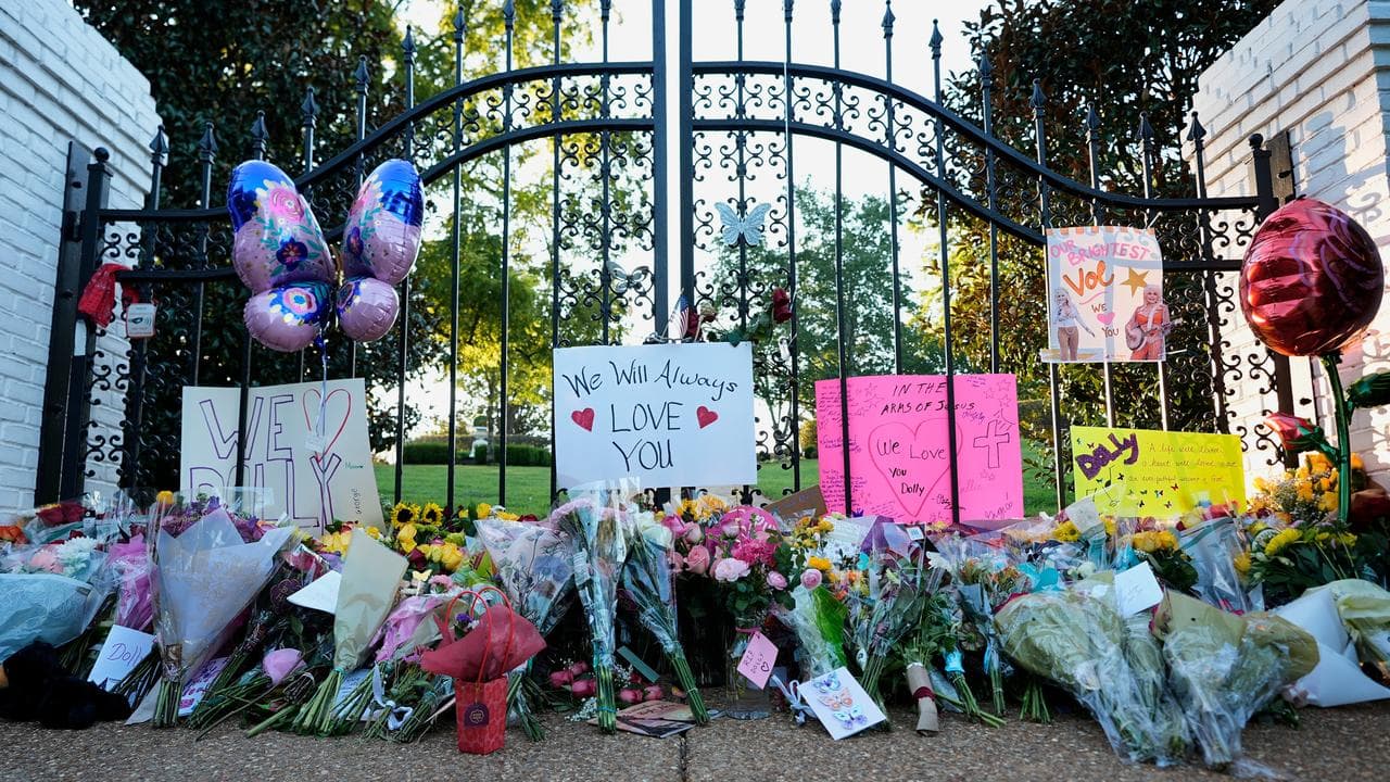 Makeshift memorial honouring Dolly Parton