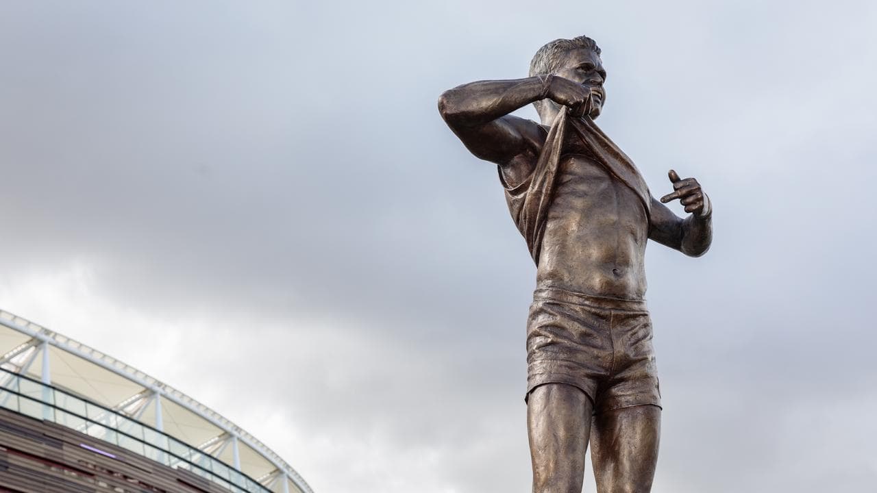 Winmar statue