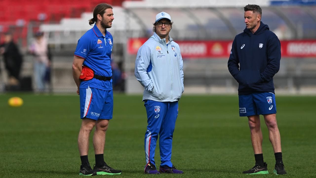 Bulldogs coach Luke Beveridge (centre)