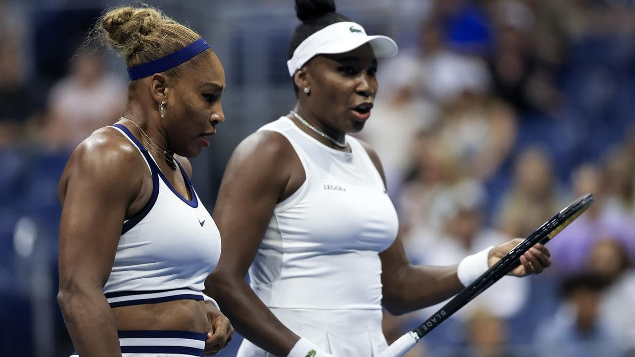 Serena (L) and Venus Williams