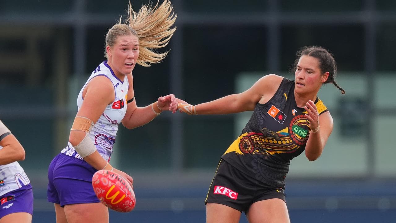 Fremantle's Bella Smith and Richmond's Poppy Kelly compete.