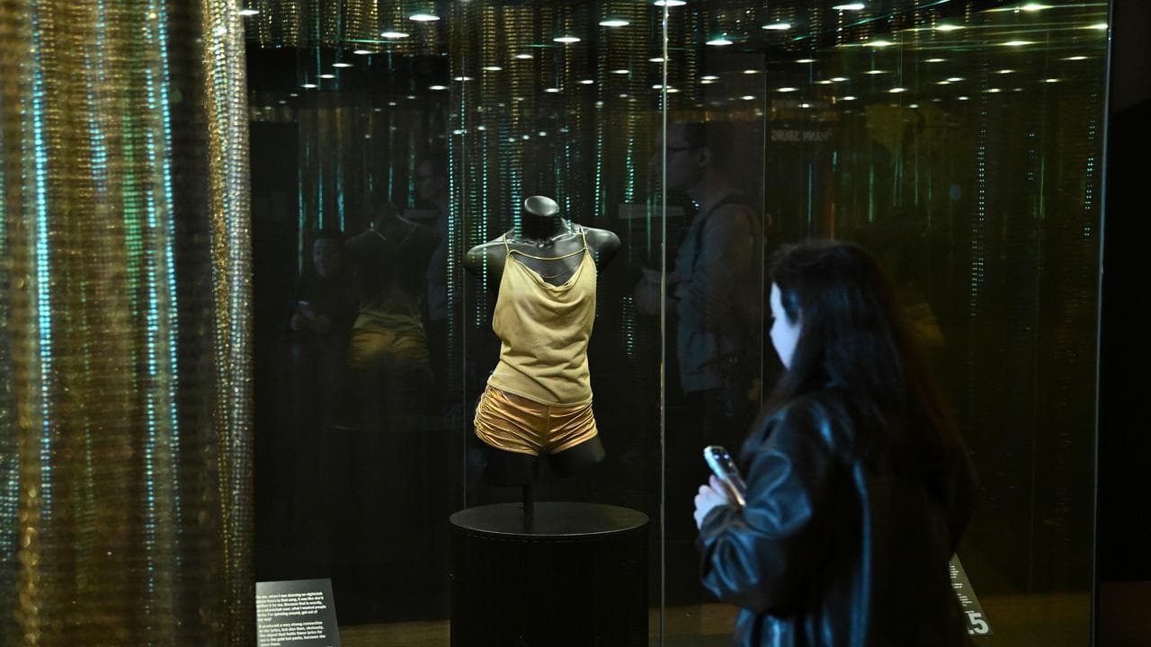 People view Kylie Minogue's gold hot pants