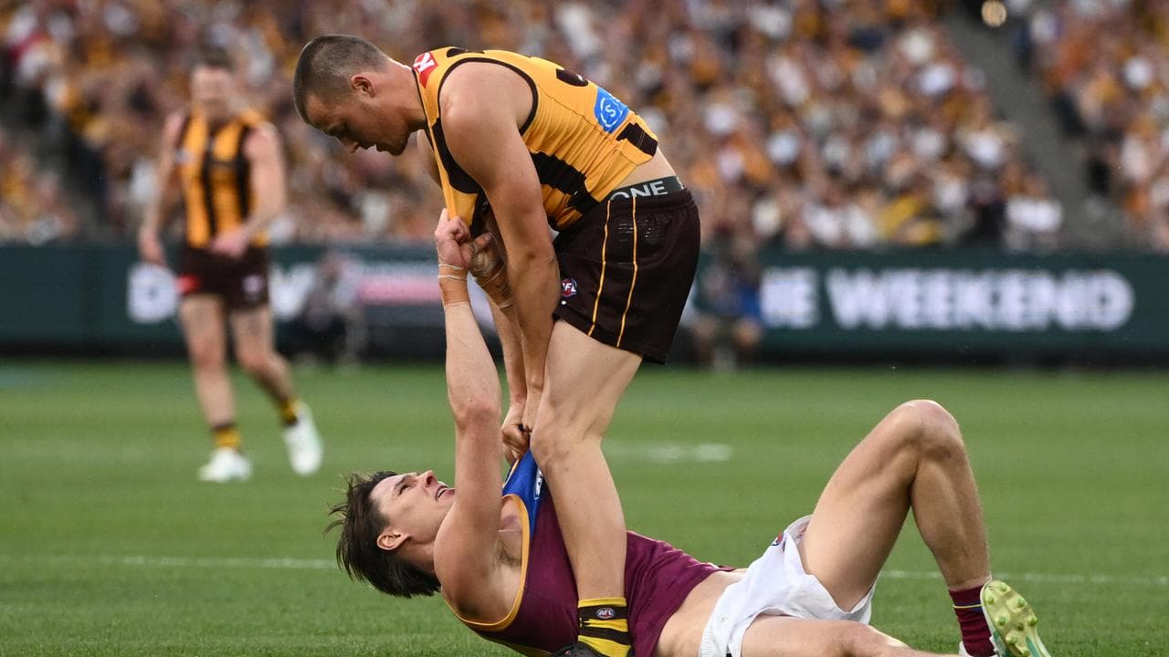 Jack Ginnivan of the Hawks scuffles with Eric Hipwood