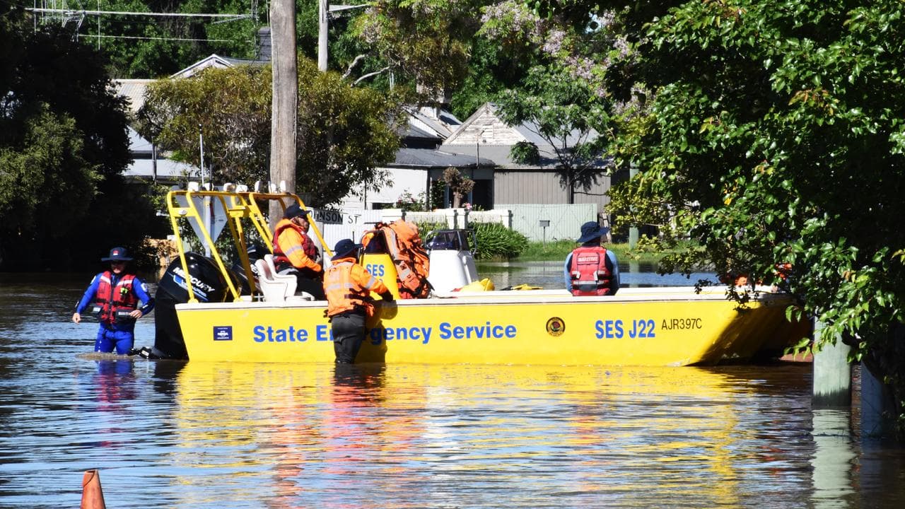 SES boats ferry people to safety in Forbes, NSW